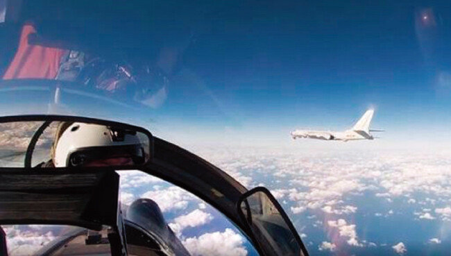 2020년 러시아 
Su-27 전투기가 
한국방공식별구역
(KADIZ)에서 중국 H-6K 
폭격기를 호위하고 있다. [러시아 국방부]