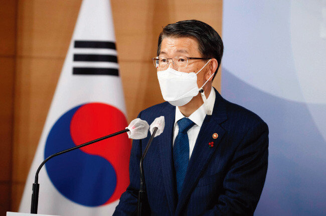 1월 19일 금융위원회 ‘온라인 사전브리핑’에서 은성수 금융위원장이 공매도 재개와 관련해 견해를 밝히고 있다. [뉴시스]