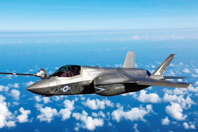 한국군이 경항공모함 함재기로 도입하려는 F-35B. [사진 제공 · 미국 해병대]