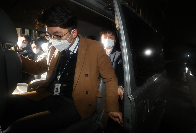 1월 21일 경기 과천시 정부과천청사 법무부에서 김학의 전 법무부 차관 출국금지 사건을 수사 중인 수원지방검찰청 관계자들이 압수수색을 마친 뒤 청사를 나서고 있다. [동아DB]
