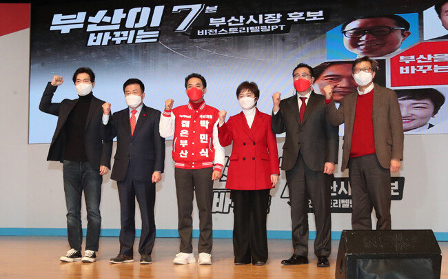 국민의힘 부산시장 예비후보들이 1월 28일 부산 해운대구 벡스코 오디토리움에서 열린 부산시장 후보 비전스토리텔링PT에 참석했다. 왼쪽부터 박성훈·이진복·박민식·이언주·전성하· 박형준 예비후보. [뉴스1]