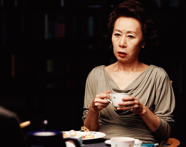 탐욕스러운 재벌가 안주인 
금옥으로 출연한 
영화 ‘돈의 맛’(2012).  [동아DB]