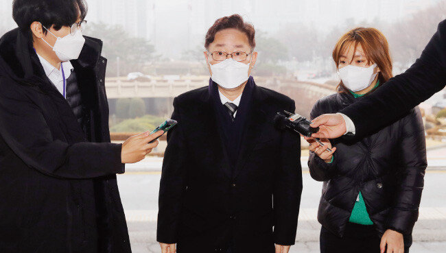 박범계 법무부 장관(가운데)이 2월 1일 정부과천청사 법무부로 첫 출근을 하고 있다.  [동아DB]