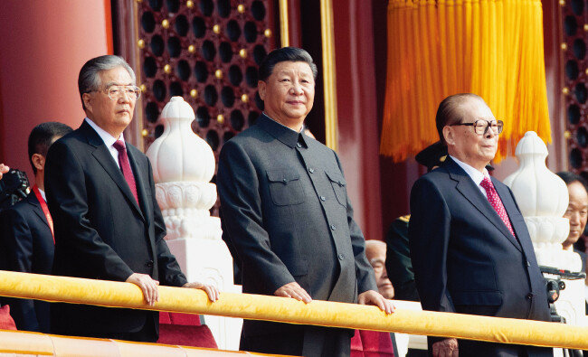 2019년 10월 1일 중국 베이징에서 열린 건국 70주년 기념행사에 참석한 시진핑 국가주석(가운데)과 후진타오(왼쪽), 장쩌민 전 국가주석. [신화=뉴시스]