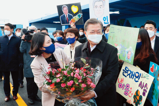 2월 5일 해상풍력단지 투자 협약식 직후 전남 신안젓갈타운을 방문한 문재인 대통령이 상인들의 환영을 받고 있다.  [뉴시스]