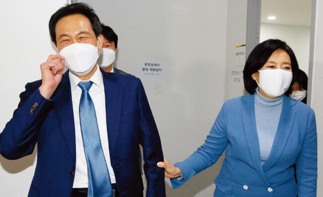 더불어민주당 서울시장 예비후보인 박영선 전 중소벤처기업부 장관(오른쪽)과 우상호 의원이 2월 17일 연합뉴스TV 토론회에 참석했다. [뉴스1]