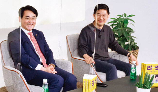 더불어민주당 박용진 의원(왼쪽)과 김세연 전 미래통합당(현 국민의힘) 의원이 2월 24일 대담집 ‘리셋 대한민국’ 화상 기자간담회에서 발언하고 있다. [사진 제공 · 오픈하우스]