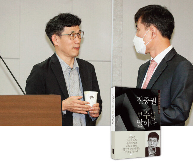 진중권 전 동양대 교수(왼쪽)가 지난해 5월 15일 서울 여의도 국회에서 열린 ‘제21대 총선을 말하다! 
길 잃은 보수정치, 해법은 무엇인가’ 포럼에서 
국민의힘(당시 미래통합당) 하태경 의원과 대화하고 있다. [뉴스1]