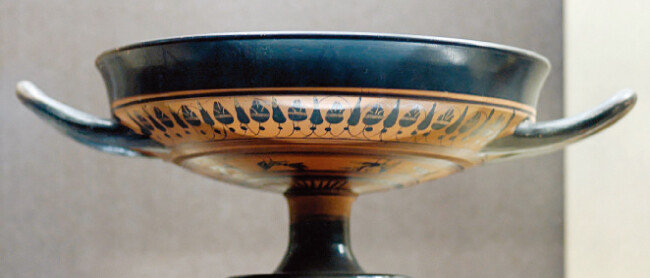 고대 그리스 와인 잔 킬릭스(kylix). 볼처럼 넓은 잔은 술을 따르기도, 다양한 향신료를 섞기도 편했다. 마치 화채처럼. [위키피디아]