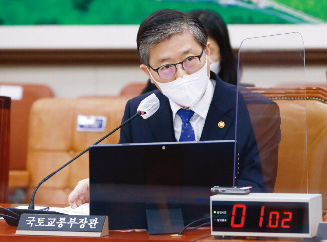 3월 9일 서울 여의도 국회에서 열린 국토교통위원회 전체회의에 출석한 변창흠 국토교통부 장관.  [뉴시스]