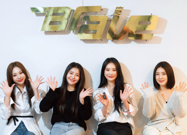 ‘브레이브걸스’ 멤버들. 왼쪽부터 은지, 유정, 민영, 유나. 온라인에서는 왕눈좌, 꼬북좌, 메보좌, 단발좌로 통한다. [홍태식]