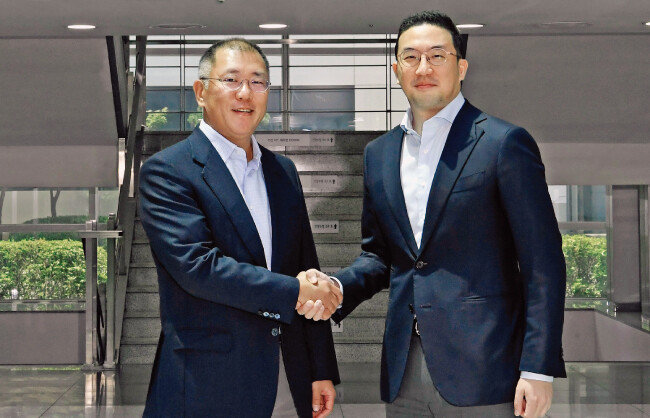 지난해 6월 정의선 현대자동차그룹 회장(왼쪽)이 충북 청주시 LG화학 오창공장을 찾아 구광모 LG 대표와 악수하고 있다. [사진 제공 · 현대자동차그룹]