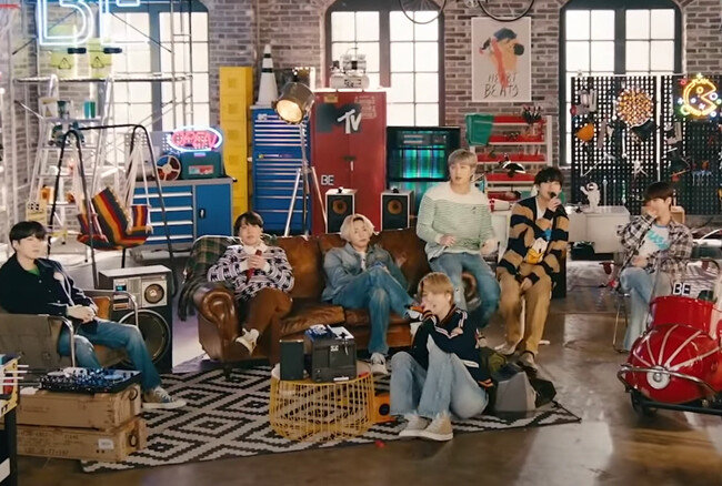 MTV 언플러그드 공연에서 완벽한 라이브와 퍼포먼스를 보여준 방탄소년단(BTS). [MTV 영상 캡처]