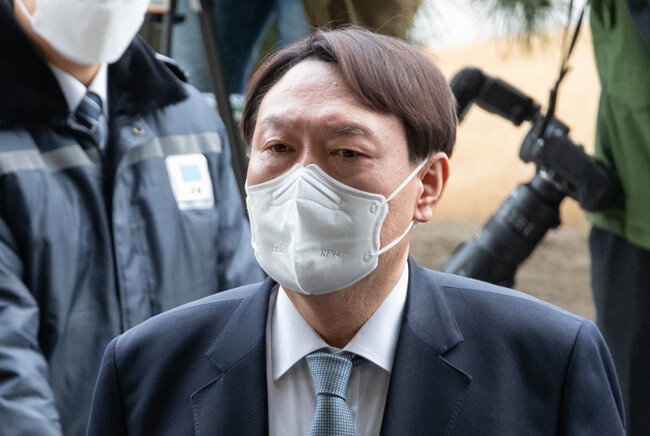 3월 4일 윤석열 당시 검찰총장이 서울 서초구 대검찰청 현관에서 총장직 사퇴 의사를 발표하고 있다. [뉴스1]