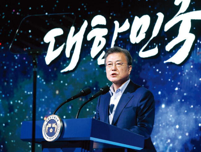 3월 25일 전남 고흥 나로우주센터에서 열린 ‘누리호 종합연소시험 참관 및 대한민국 우주전략 보고회’에 참석한 문재인 대통령. [동아DB]