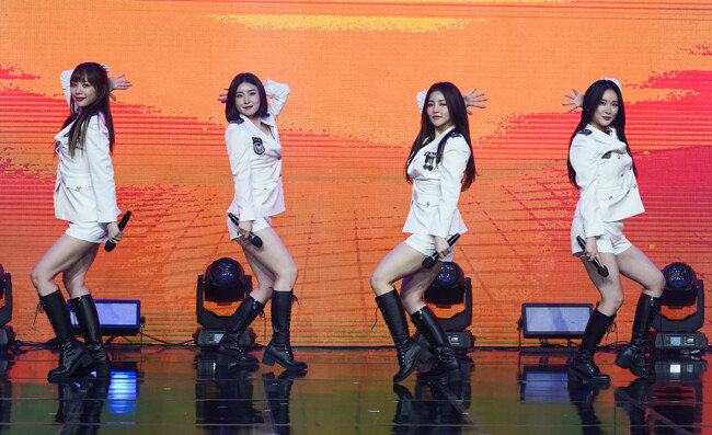 4월 1일 경기 가평시 ‘음악역1939’에서 걸그룹 ‘브레이브걸스’가 해군 2함대사령부 장병을 위한 디지텍트 ‘위문열차’ 공연에 나섰다. [홍태식]