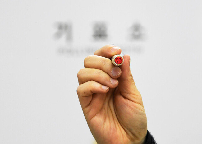 서울시장 보궐선거 전날인 4월 6일 서울 중구 장충동주민센터에 마련된 투표소에서 선거관리위원회 관계자가 투표 도장을 확인하고 있다. [뉴스1]