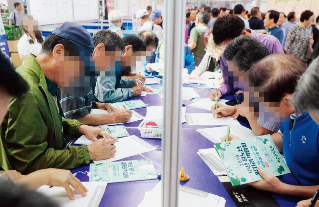 인생에서 가장 확실한 투자 엔진은 직업이다. 2019년 부산 연제구 부산시청 로비에서 열린 ‘2019 부산 장노년 일자리 박람회’ 모습. [동아DB]