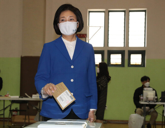 더불어민주당 박영선 서울시장 후보가 4월 2일 서울 종로구청에 마련된 사전투표소에서 투표를 하고 있다. [뉴스1]