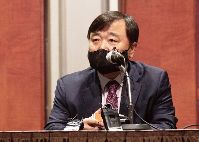 4월 2일 서울 강남구 코엑스에서 열린 기자회견에서 안현호 한국항공우주산업 사장이  ‘항공우주산업 발전 방향 및 비전’을 설명하고 있다. [지호영 기자]