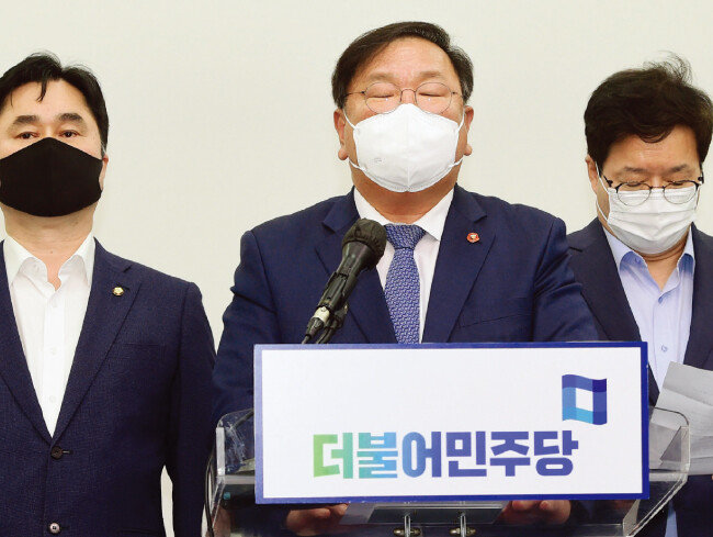 4월 8일 더불어민주당 김태년 대표 권한대행 겸 원내대표(가운데)가 국회에서 4·7 재보궐선거 패배를 책임지고 지도부 사퇴를 발표하고 있다. [사진공동취재단]