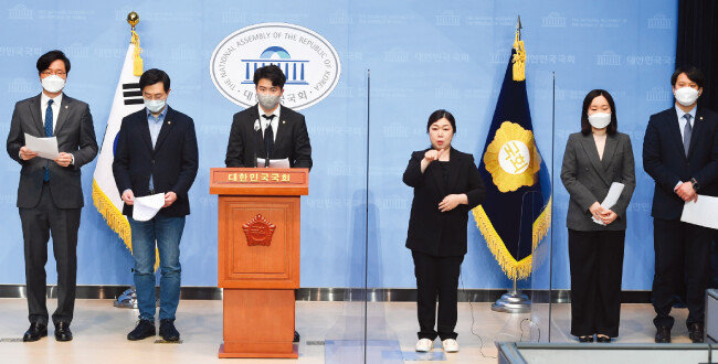 4월 9일 서울 여의도 국회 소통관에서 전용기, 오영환, 이소영, 장경태, 장철민 등 더불어민주당 초선의원들이 ‘더불어민주당 2030의원 입장문’을 발표하고 있다. [뉴시스] 