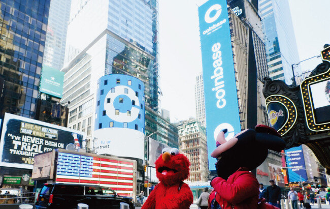4월 14일(현지 시각) 미국 나스닥에 성장한 암호화폐거래소 코인베이스. [뉴시스]