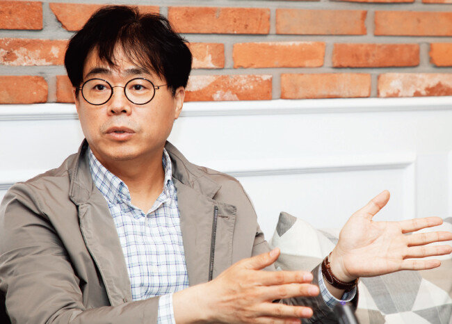 김경율 경제민주주의21 대표가 4월 13일 서울 여의도 한 카페에서 기자의 질문에 답하고 있다. [조영철 기자]