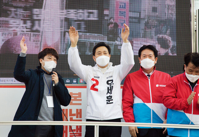 4 · 7 서울시장 보궐선거 당시 이준석 뉴미디어본부장(왼쪽)이 3월 25일 서울 노원구에서 국민의힘 오세훈 후보에 대한 지지를 호소하고 있다. [뉴스1]
