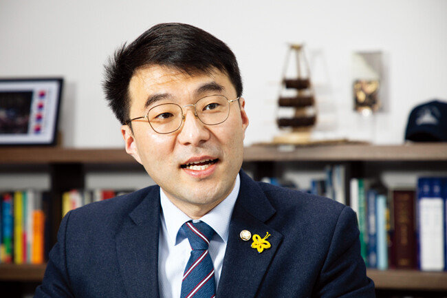 더불어민주당 김남국 의원이 4월 20일 서울 여의도 국회 의원회관에서 청년정책에 대한 구상을 말하고 있다. [조영철 기자]