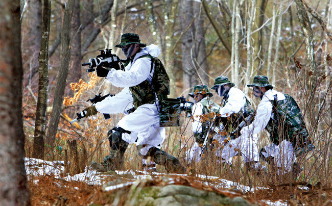 2016년 1월 28일 강원 평창군 훈련장에서 해병대 수색대 대원들이 산악 훈련을 실시하고 있다. [박해윤 기자]