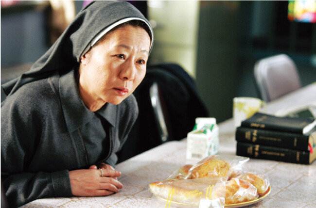 영화 ‘우리들의 행복한 시간’에서는 모니카 수녀 역으로 출연해 또 다른 모습을 선보였다. [네이버영화 캡처]