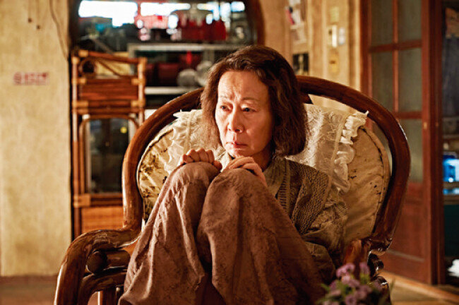 영화 ‘지푸라기라도 잡고 싶은 짐승들’에서는 치매 걸린 노인 역을 노련하게 연기해 ‘왜 윤여정이어야 하는가’를 증명했다. [네이버영화 캡처]