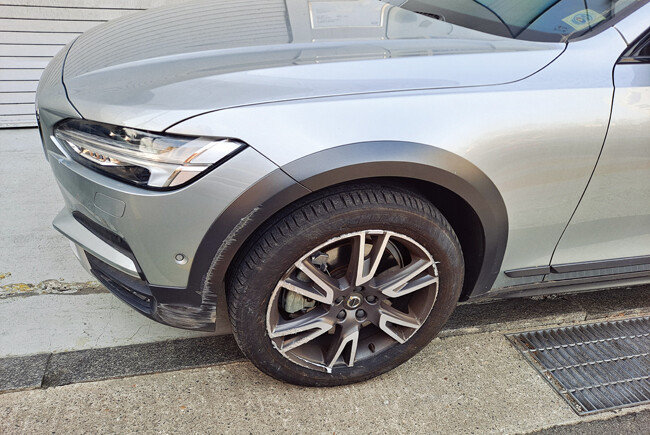 파일럿 어시스트로 주행하다 사고가 난 볼보 V90.