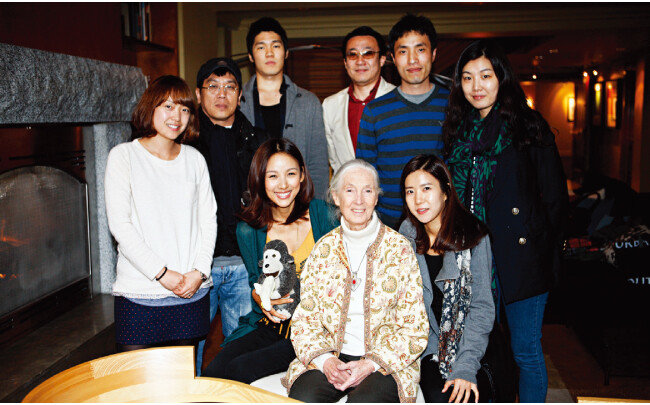 2011년 미국 시애틀에서
이효리가 환경 및 동물
보호를 주제로 진행한
영국 동물학자 제인
구달과 인터뷰(윗줄 오른쪽 두 번째 김영대, 아래 왼쪽 첫 번째 이효리, 아래 가운데 제인 구달). [사진 제공 · 김영대]