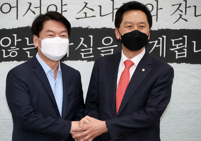 국민의힘 김기현 당대표 권한대행 겸 원내대표(오른쪽)가 5월 4일 서울 여의도 국회에서 국민의당 안철수 대표를 예방해 인사를 나누고 있다. [뉴스1]