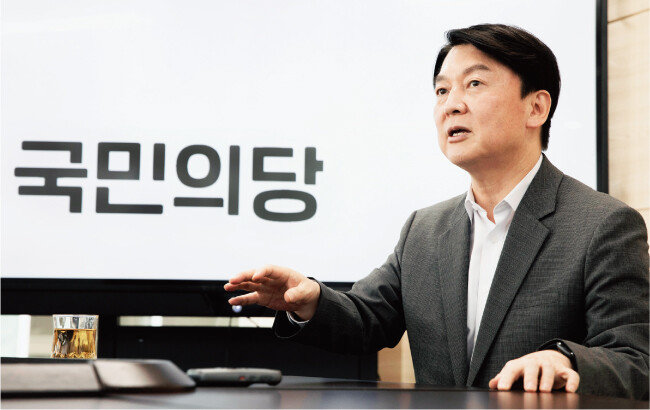 국민의당 안철수 대표가 5월 3일 서울 여의도 국민의당 당사에서 야권 대통합 비전을 설명하고 있다. [박해윤 기자]