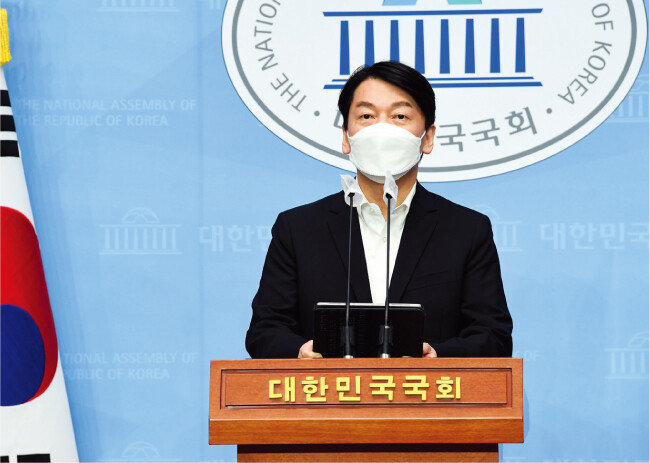 안철수 대표가 3월 14일 국회
소통관에서 기자회견을 갖고 “윤석열 전 검찰총장을 포함한
대통합을 통해 더 큰 2번을 반드시 만들어내겠다”고 발언하고 있다. [공동취재단]