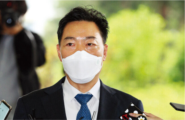 5월 4일 김오수 검찰총장 후보자가 서울 서초구 서울고등검찰청에 마련된 국회 인사 청문회 준비단 사무실로 출근하고 있다. [뉴스1]