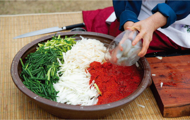 김치에 새우, 전복 등 해산물을 넣으면 감칠맛을 더할 수 있다. [지호영 기자]