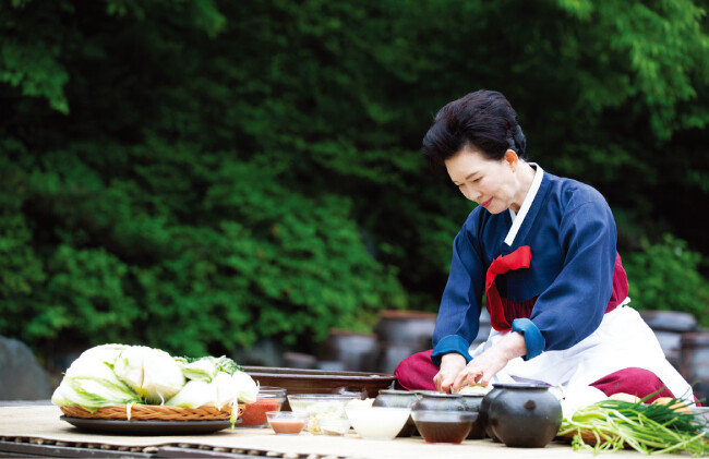 김치가 익으면서 발생하는 젖산균은 장 속 유해균을 억제할 뿐 아니라 새콤한 맛을 유발해 식욕을 돋운다. [지호영 기자]