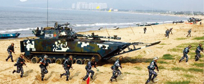 중국 해군육전대(해병대)가 대만 땅을 가정해 상륙작전 훈련을 하고 있다. [중국 인민해방군 홈페이지]