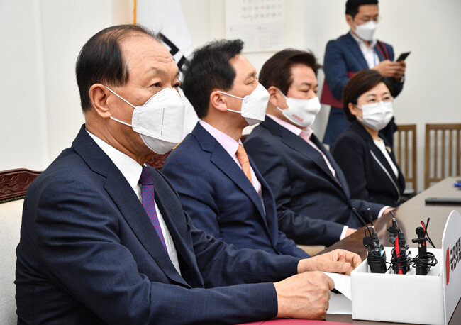 국민의힘 황우여 중앙당 선거관리위원장(맨 왼쪽)이 5월 11일 국회에서 당대표 및 최고위원 선출을 위해 열린 선거관리위원회 1차 회의에 참석해 발언하고 있다. [사진공동취재단]