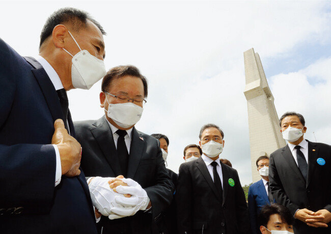 5월 18일 광주 북구 운정동 국립5·18민주묘지에서 김부겸 국무총리(왼쪽에서 두 번째)가 유족과 함께 열사 묘역을 참배하고 있다. [뉴시스]