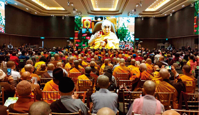 달라이 라마 14세가 인도 다람살라에서 티베트 승려들에게 화상으로 설법하고 있다. [달라이 라마 홈페이지]