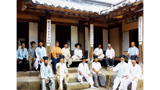 전통 서당 교육의 가치를 지켜나가는 훈장님들. [사진 제공 · 한국전통서당문화진흥회]