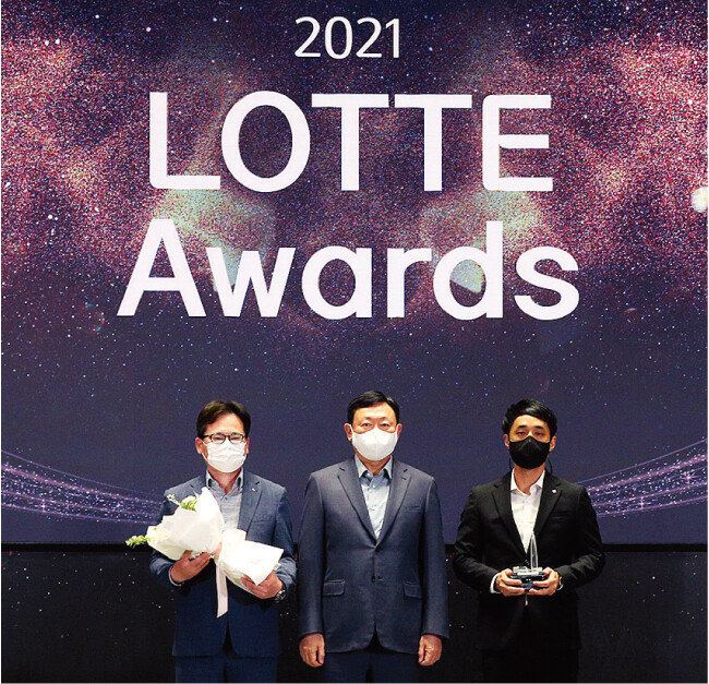 롯데칠성음료
생수지원팀이 무라벨 생수
‘아이시스 ECO’로 4월 23일
‘롯데어워즈’에서 대상을
받았다. 시상식에 참석한
박윤기 롯데칠성음료 대표이사, 신동빈 롯데그룹 회장, 박원 롯데칠성음료 주스생수담당 매니저(왼쪽부터). [사진 제공 · 롯데칠성음료]