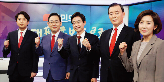 국민의힘 당대표 후보들이 6월 1일 서울 중구 MBN 스튜디오에서 열린 당대표 후보 토론회에 참석해 기념촬영을 하고 있다. 이준석, 주호영, 조경태, 홍문표, 나경원 후보(왼쪽부터). [뉴스1]