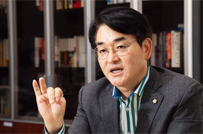 더불어민주당 박용진 의원이 5월 28일 서울 여의도 국회 의원회관에서 대선후보로서 비전을 설명하고 있다. [조영철 기자]