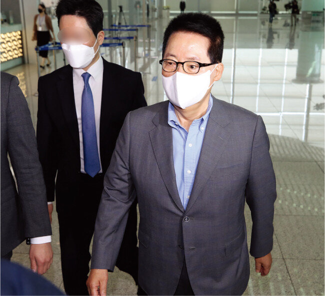 5월 26일 박지원 국가정보원장이 인천국제공항을 통해 미국으로 출국하고 있다. 박원장은 방미 중 소셜네트워크서비스(SNS)에 자신의 동선을 노출해 논란을 빚었다. [김동주 동아일보 기자]